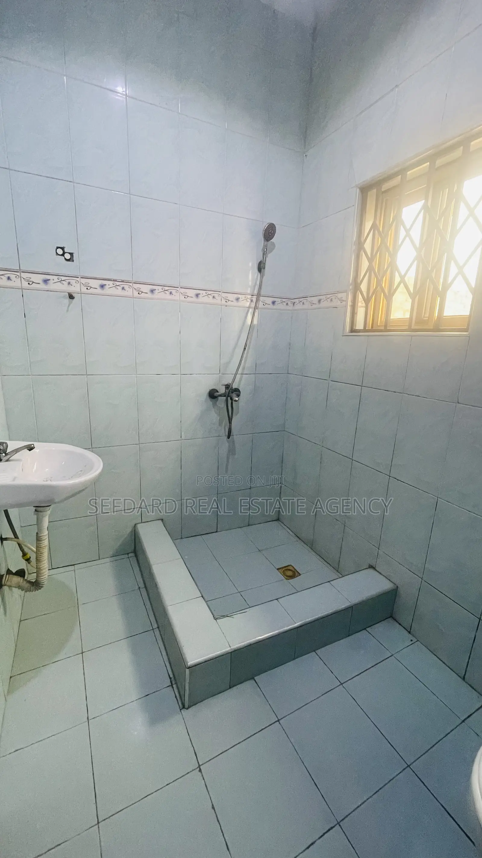 6bdrm House in Adenta for sale