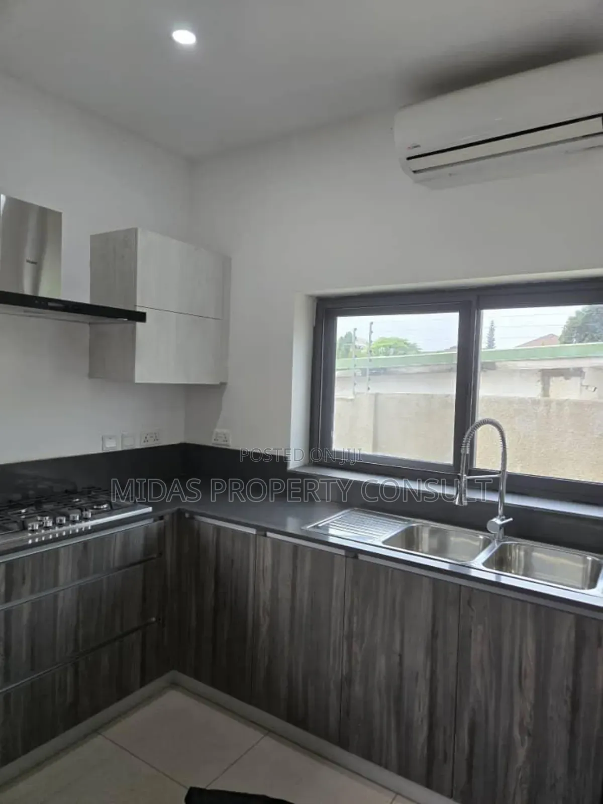5bdrm House in Golf Hills, Achimota for sale