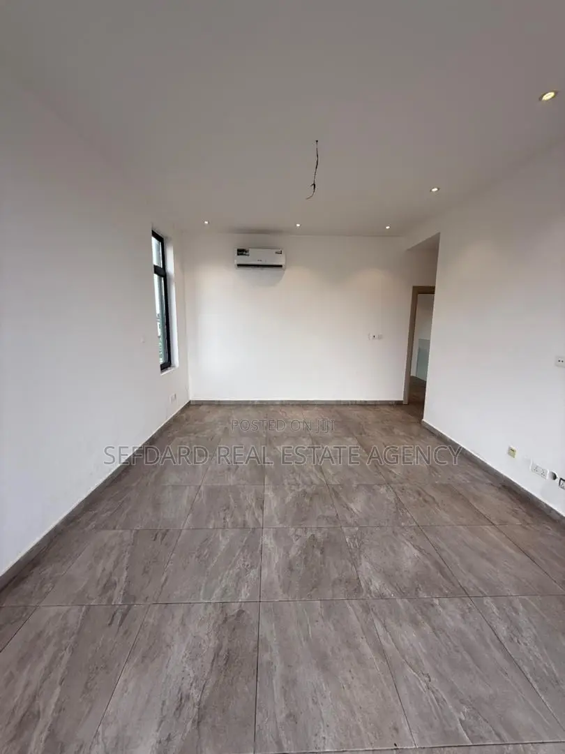 4bdrm Duplex in East Legon for sale