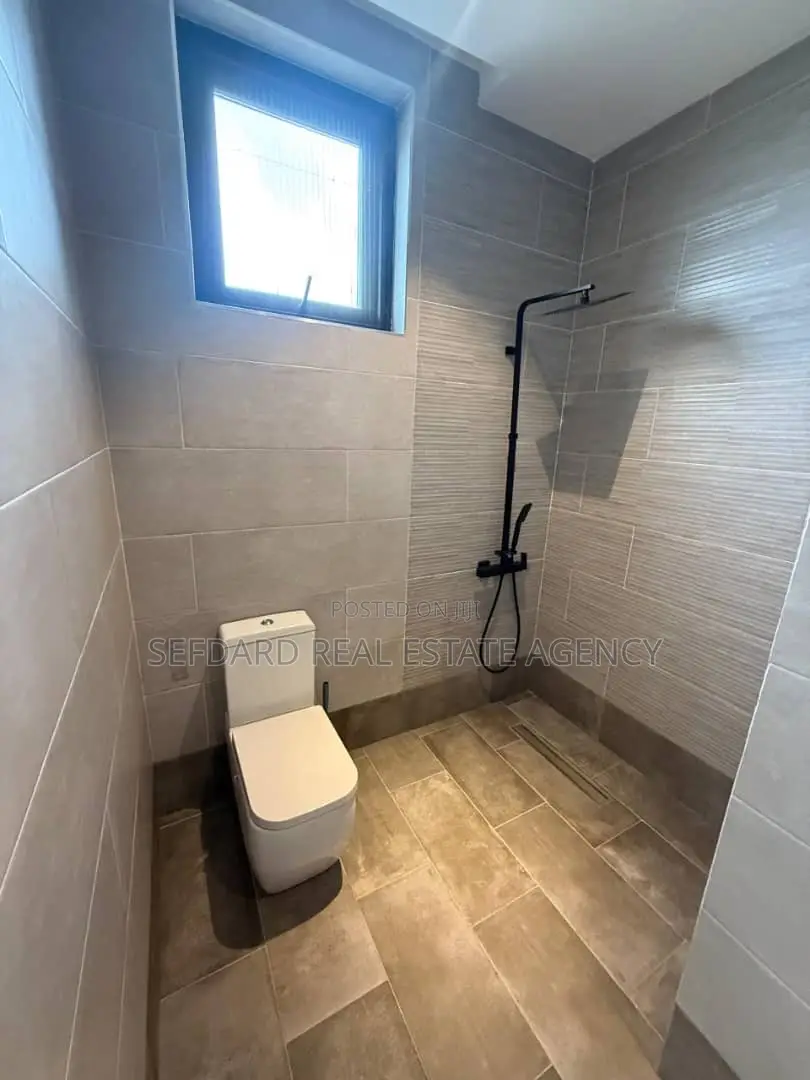 4bdrm Duplex in East Legon for sale