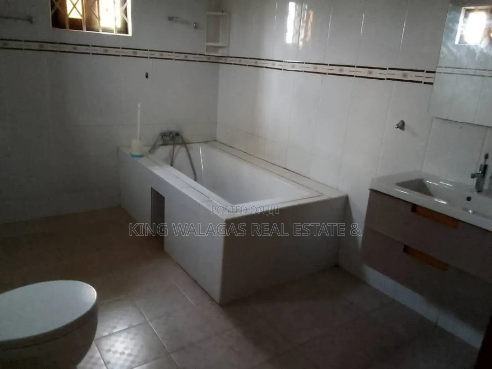 4bdrm House in New Legon Near Lake, Adenta for sale