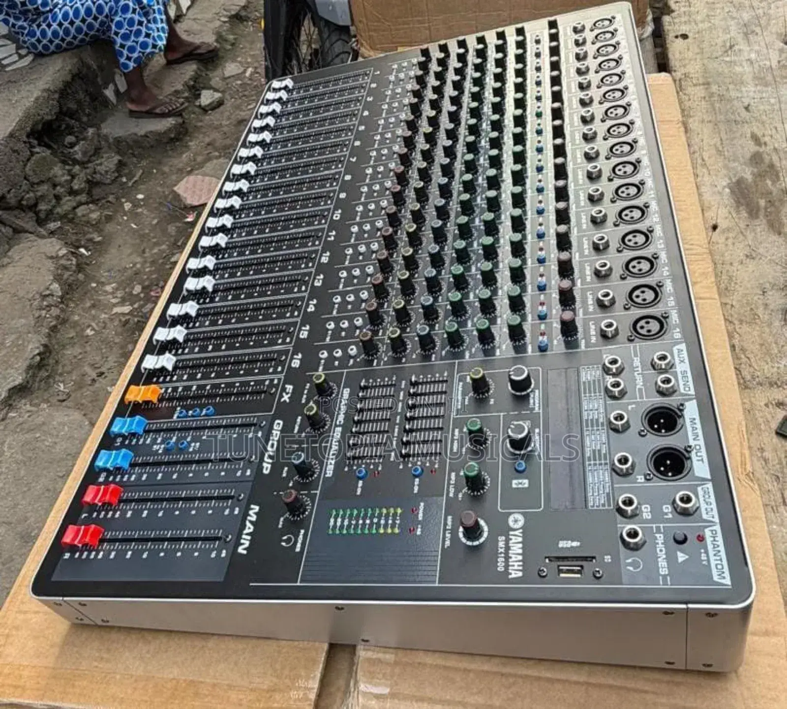 Yamaha Smx1600 16-channel Analog Mixer With Usb And Bluetooth