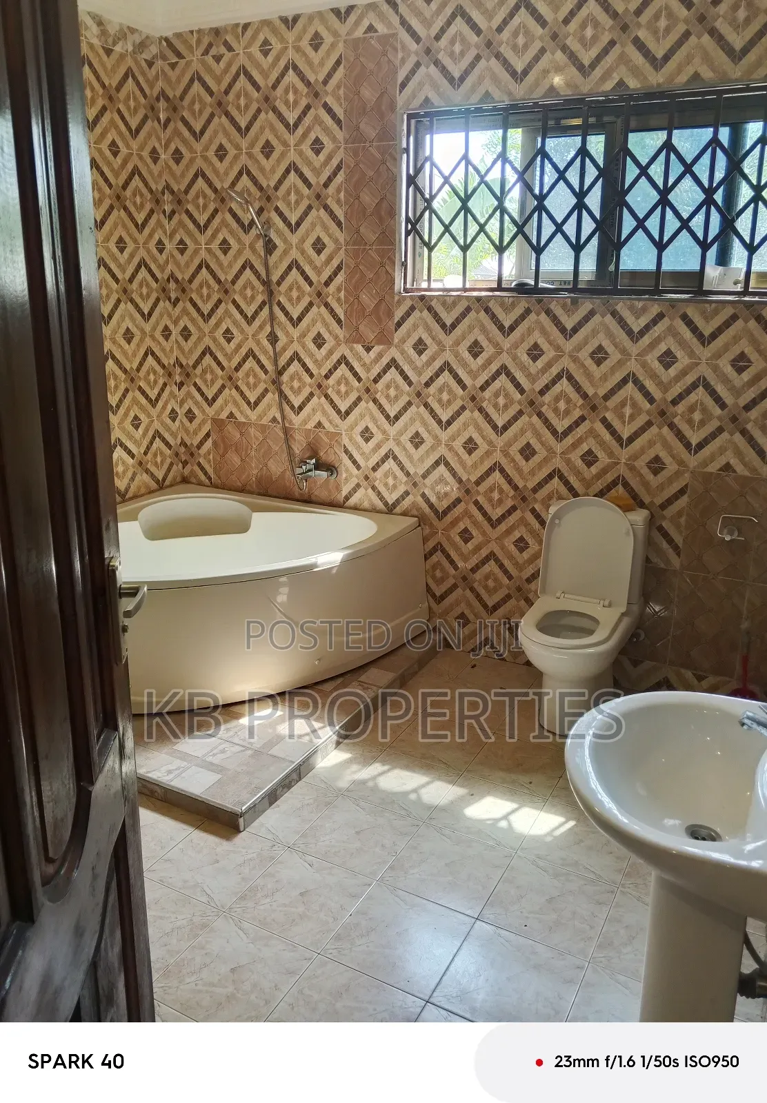 6bdrm House in Kb Properties, Spintex for rent