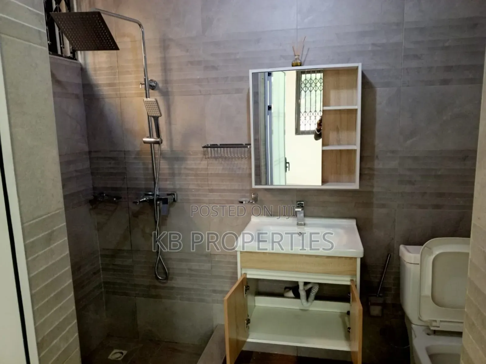 6bdrm House in Kb Properties, Spintex for rent