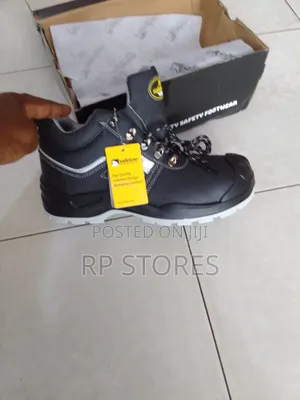 Saftey Boots 44/ Safeteo