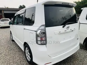 Toyota Voxy 2010 White