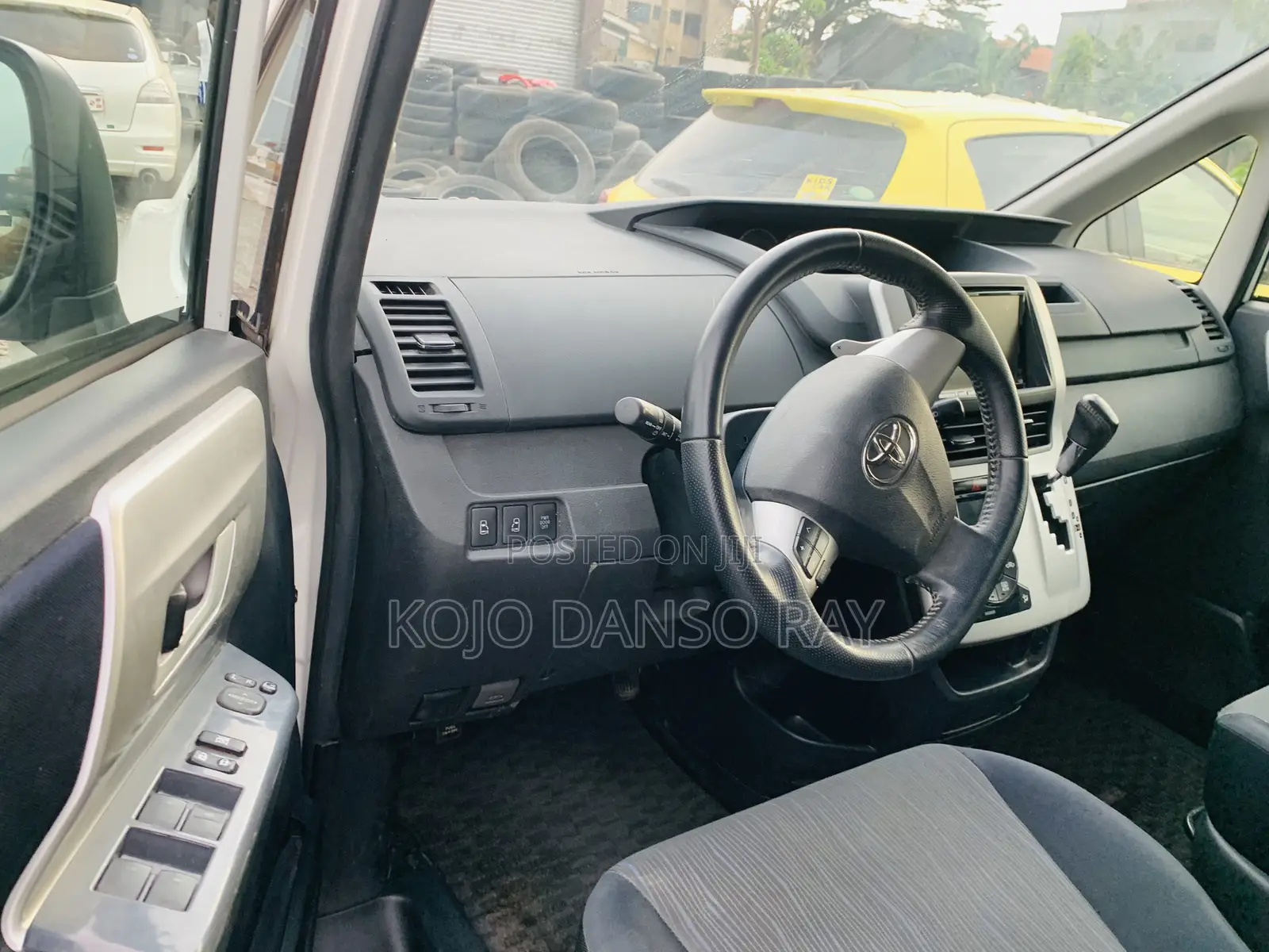 Toyota Voxy 2010 White