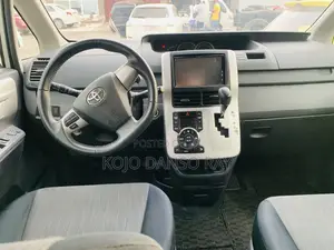 Toyota Voxy 2010 White