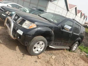 Nissan Pathfinder SE 2005 Black