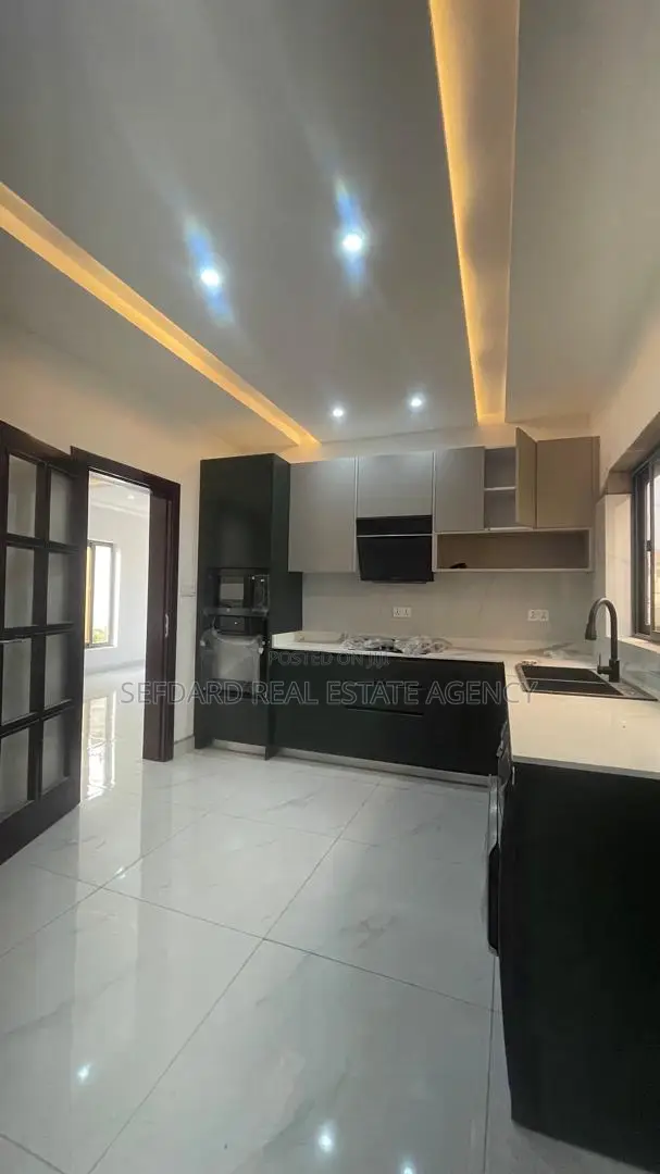 4bdrm Duplex in East Legon for sale