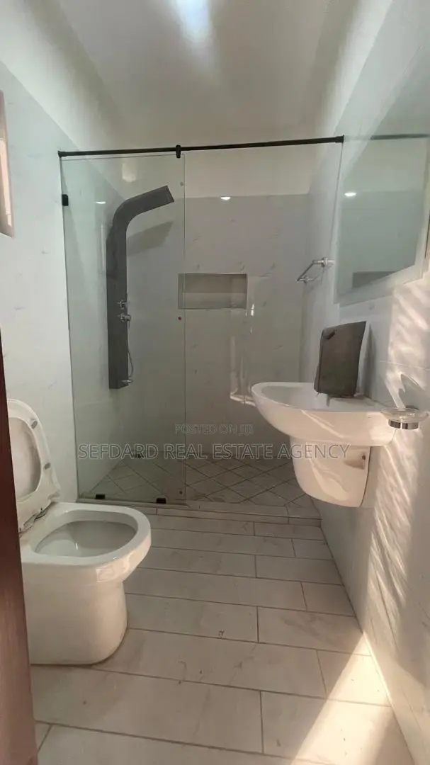 4bdrm Duplex in East Legon for sale