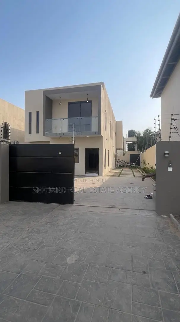 4bdrm Duplex in East Legon for sale