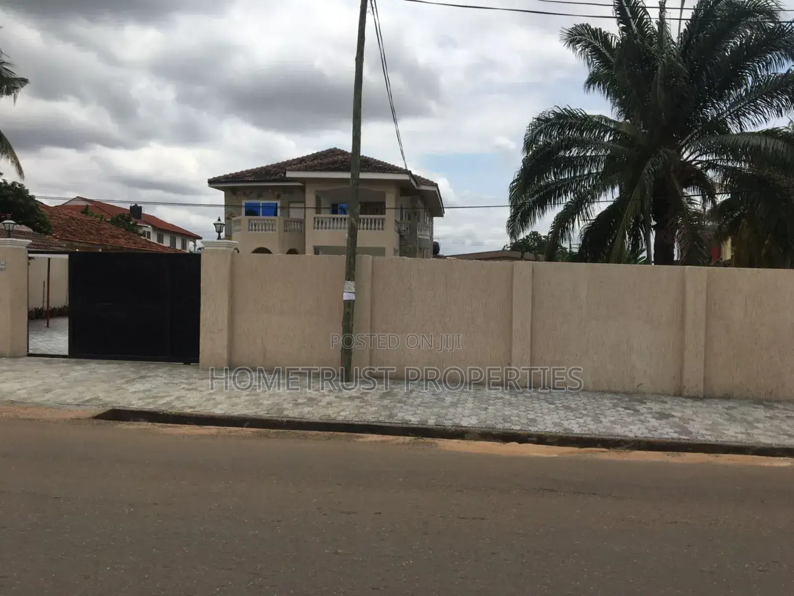 4bdrm Duplex in Hometrust Properties, North Legon for rent