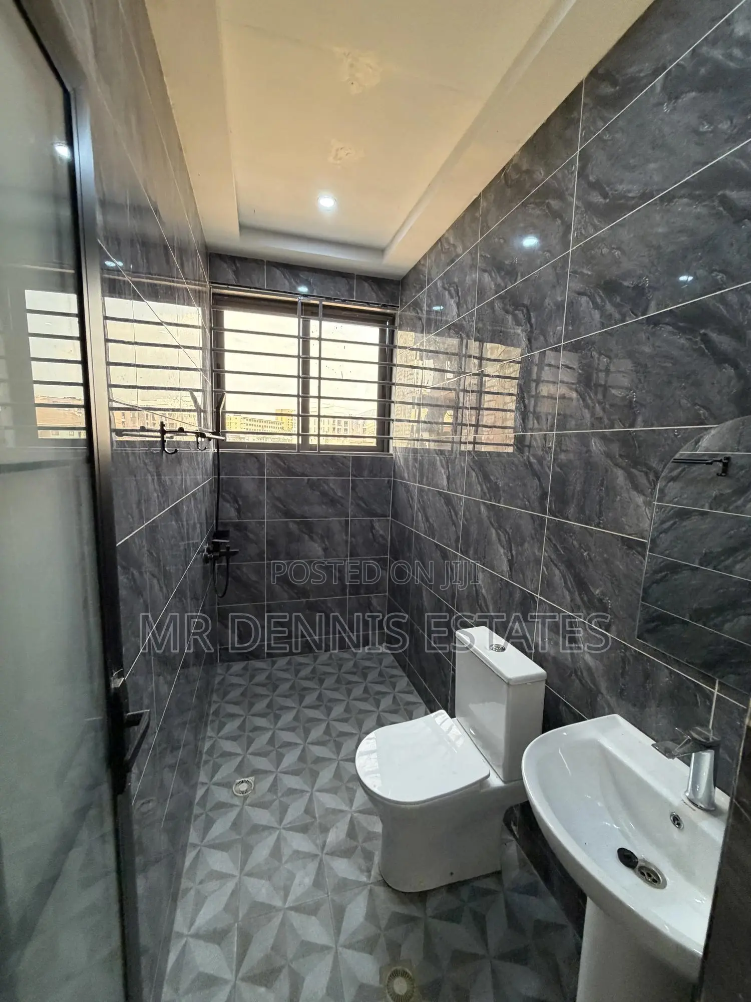 2bdrm Apartment in Dansoman, Round About for rent