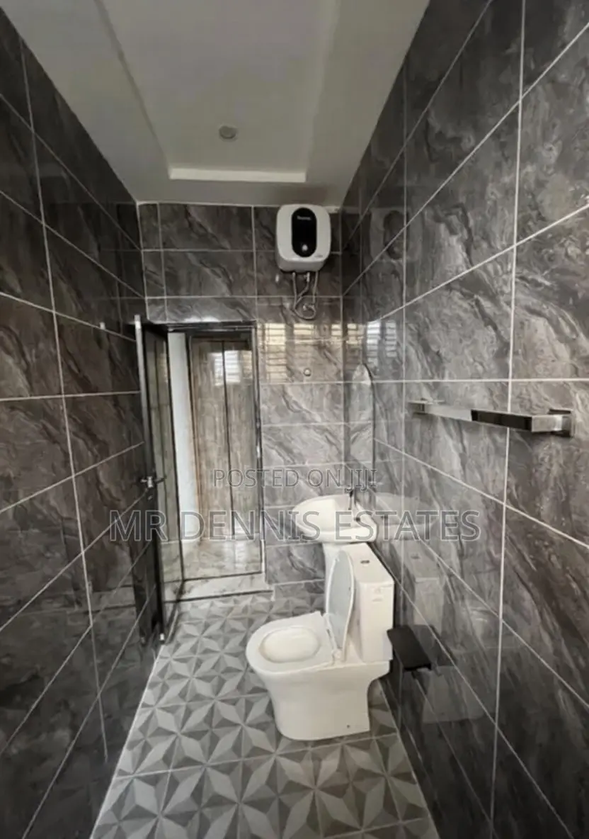 2bdrm Apartment in Dansoman, Round About for rent