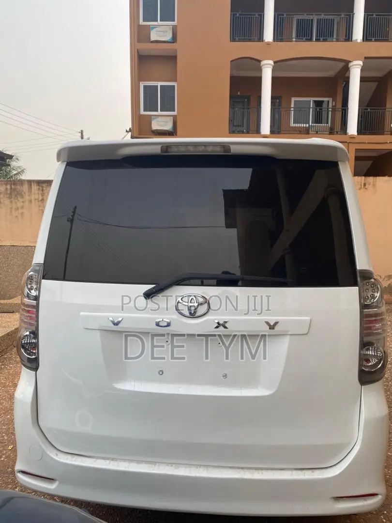 Toyota Voxy 2010 White