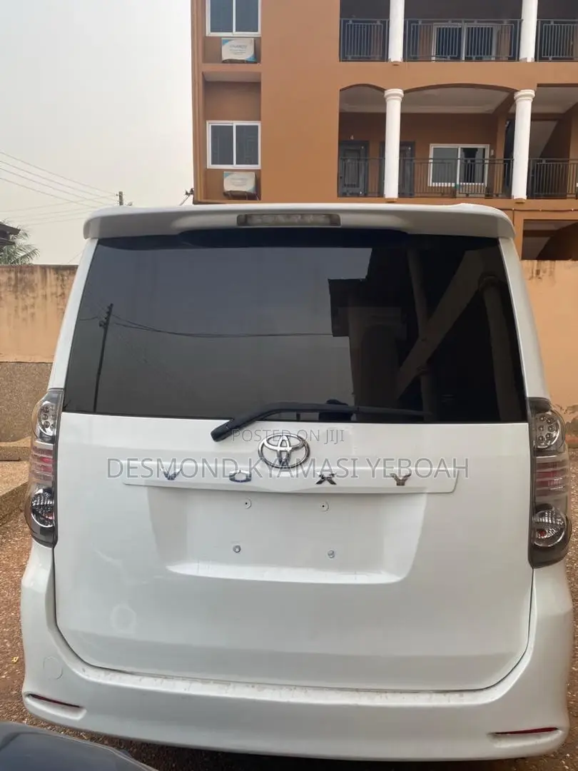 Toyota Voxy 2010 White