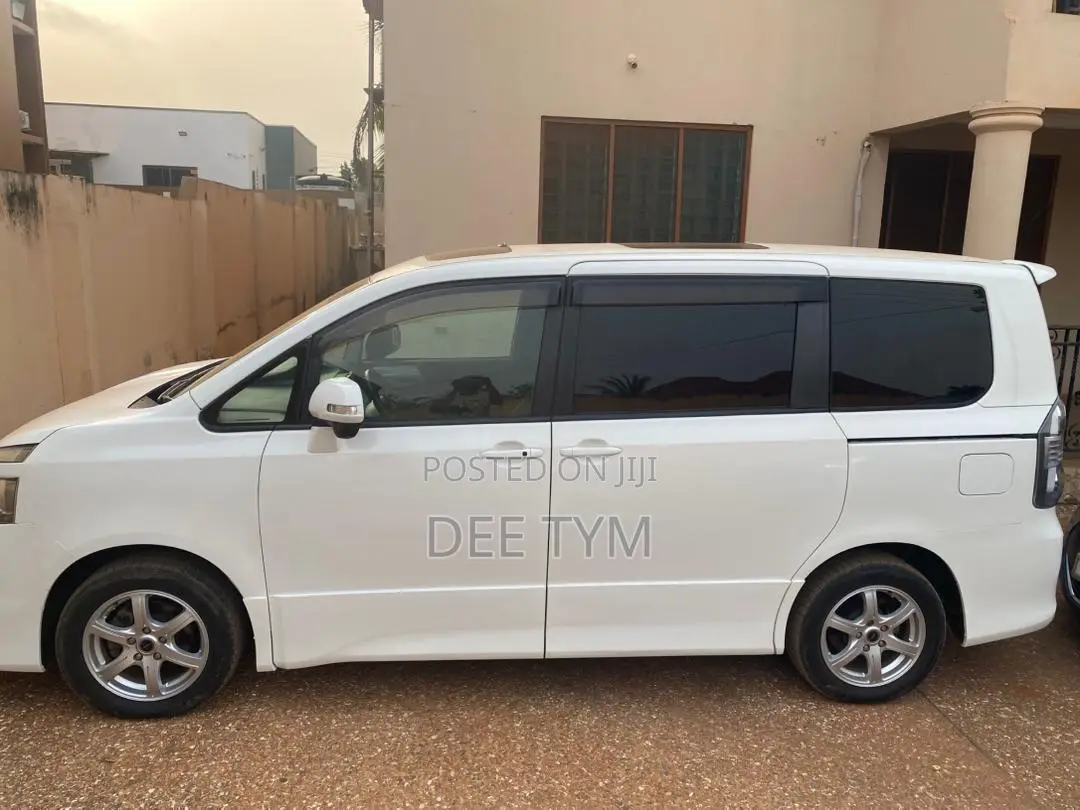 Toyota Voxy 2010 White