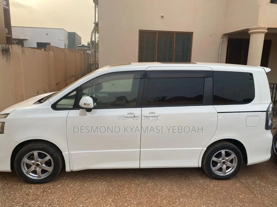 Toyota Voxy 2010 White