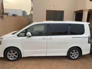 Toyota Voxy 2010 White