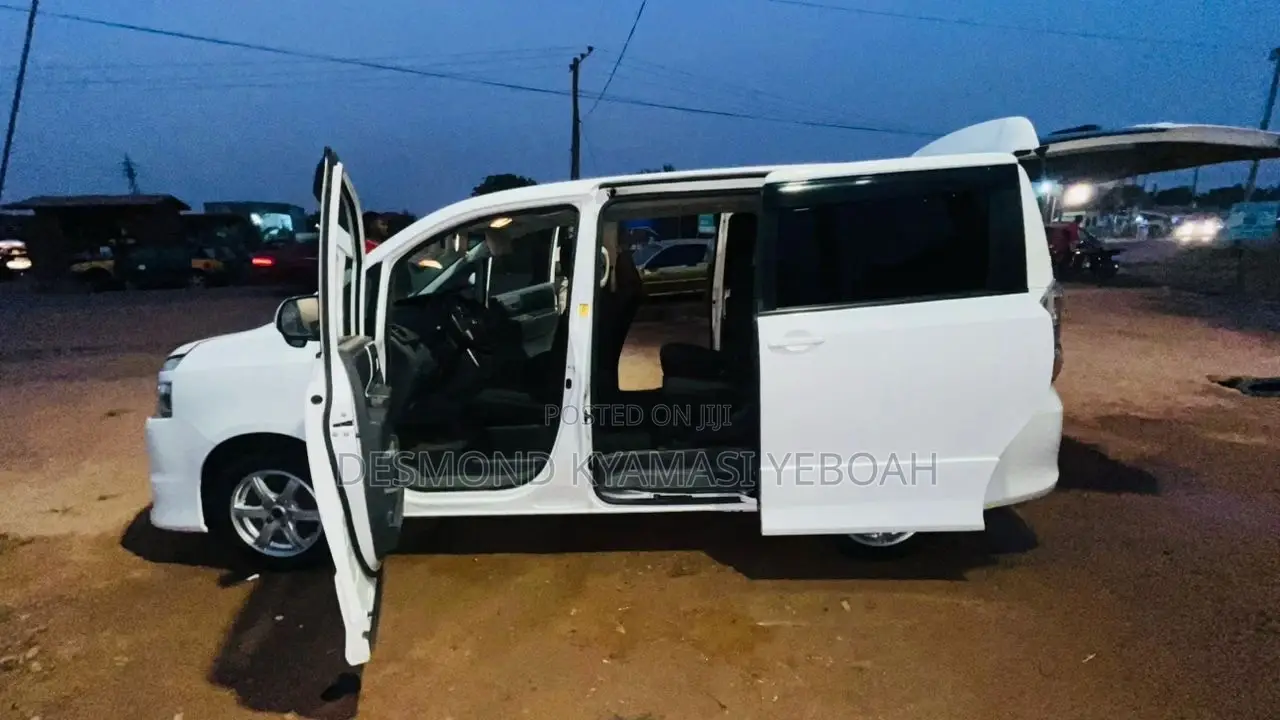 Toyota Voxy 2010 White