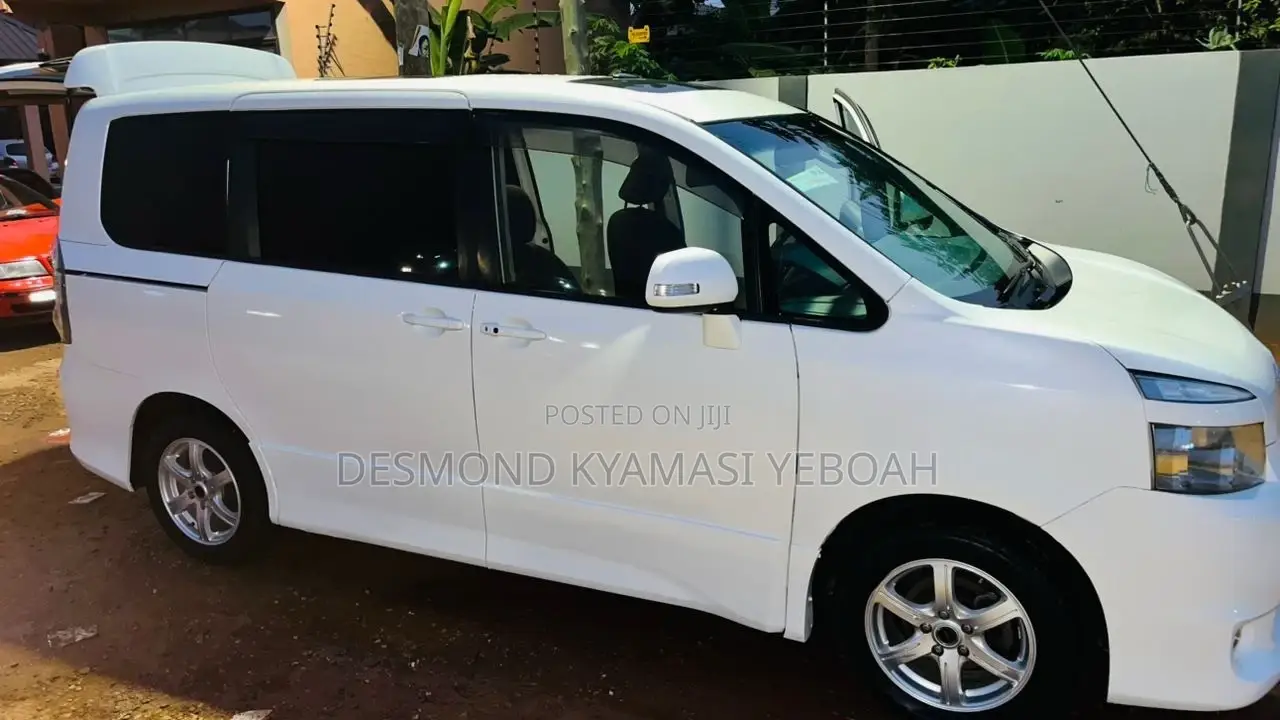 Toyota Voxy 2010 White