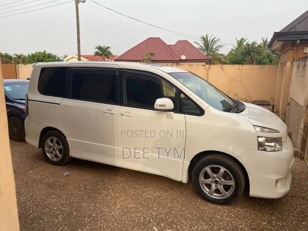 Toyota Voxy 2010 White