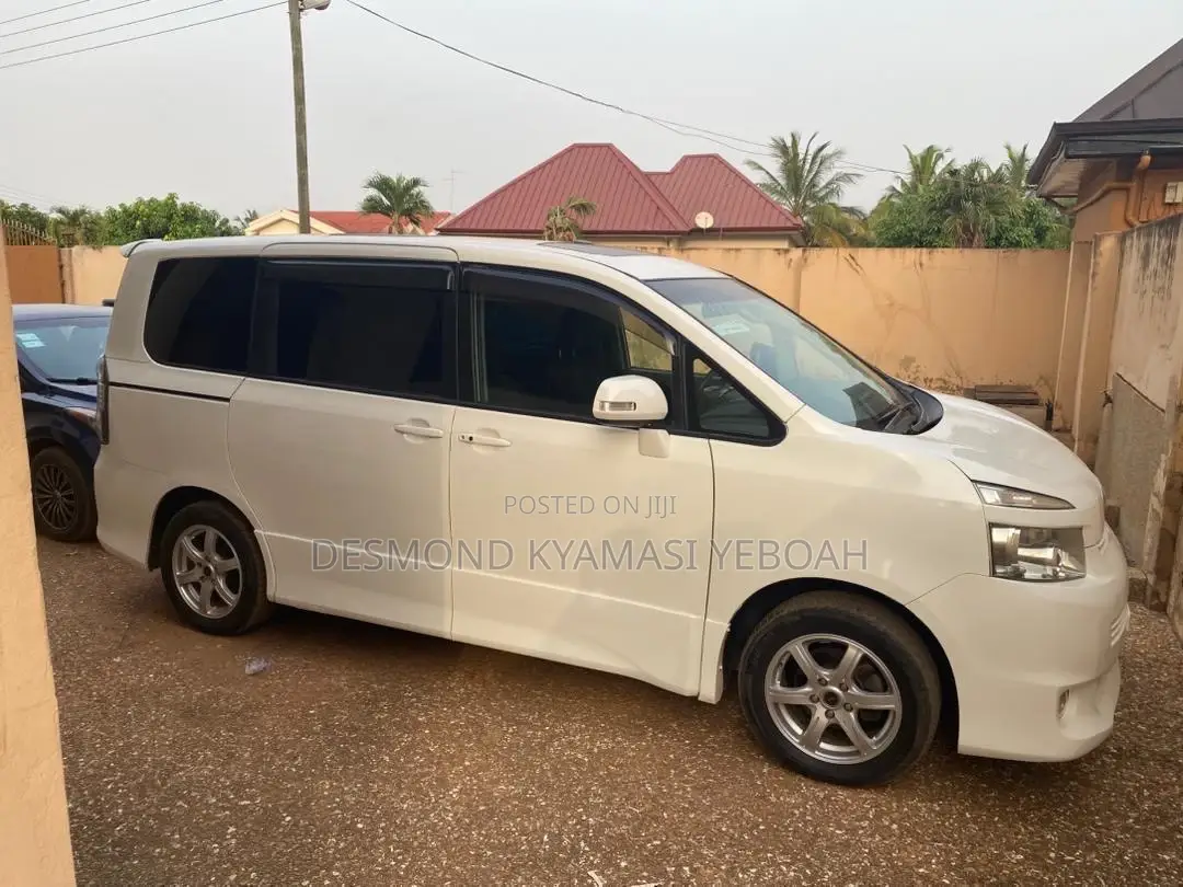 Toyota Voxy 2010 White
