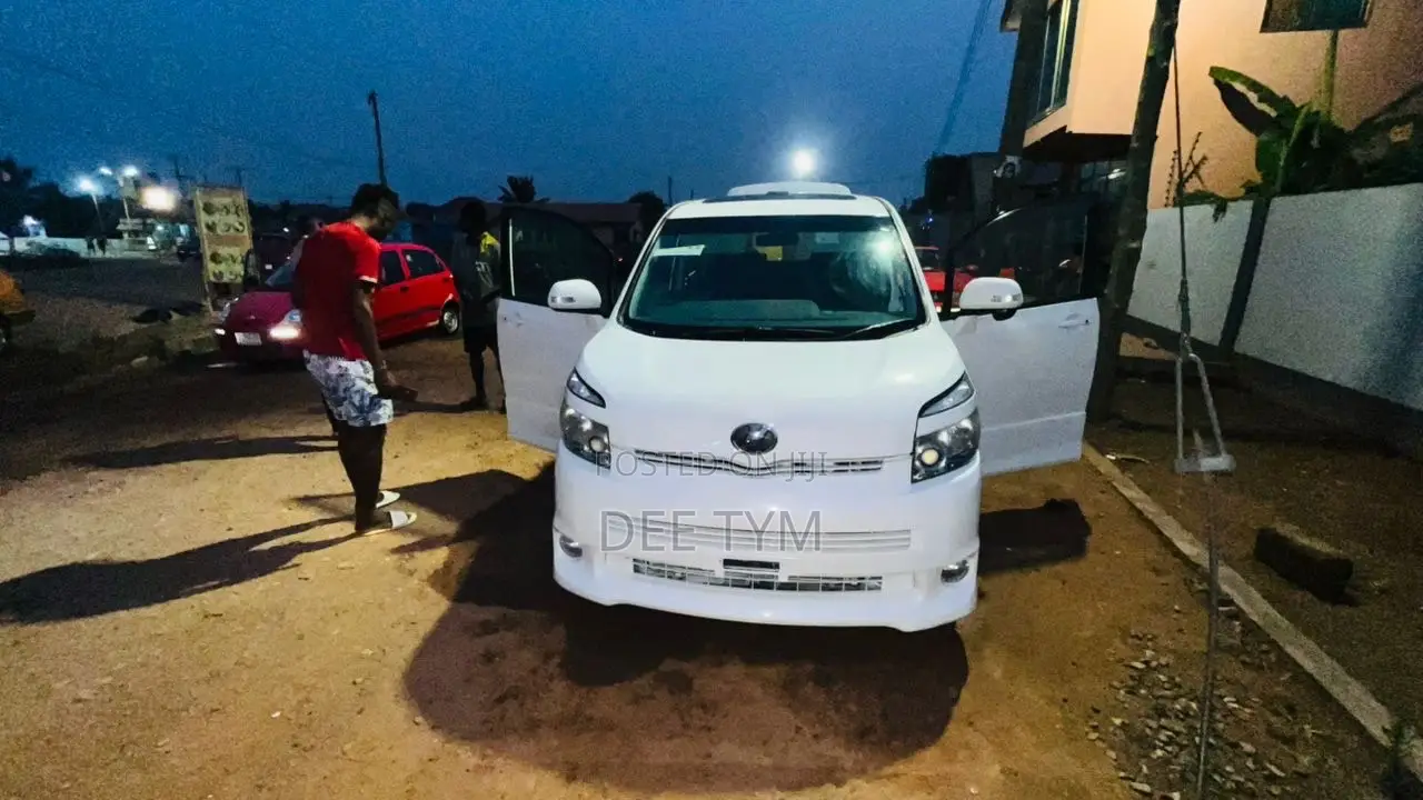 Toyota Voxy 2010 White
