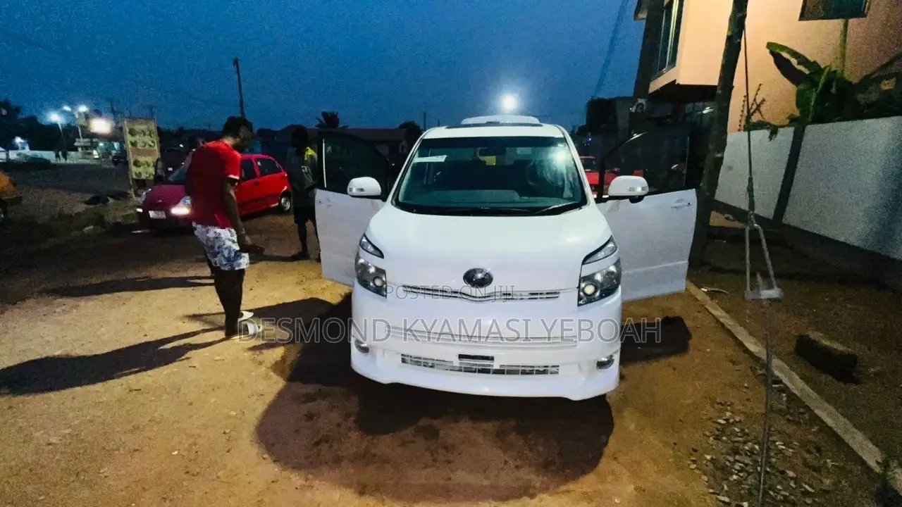 Toyota Voxy 2010 White