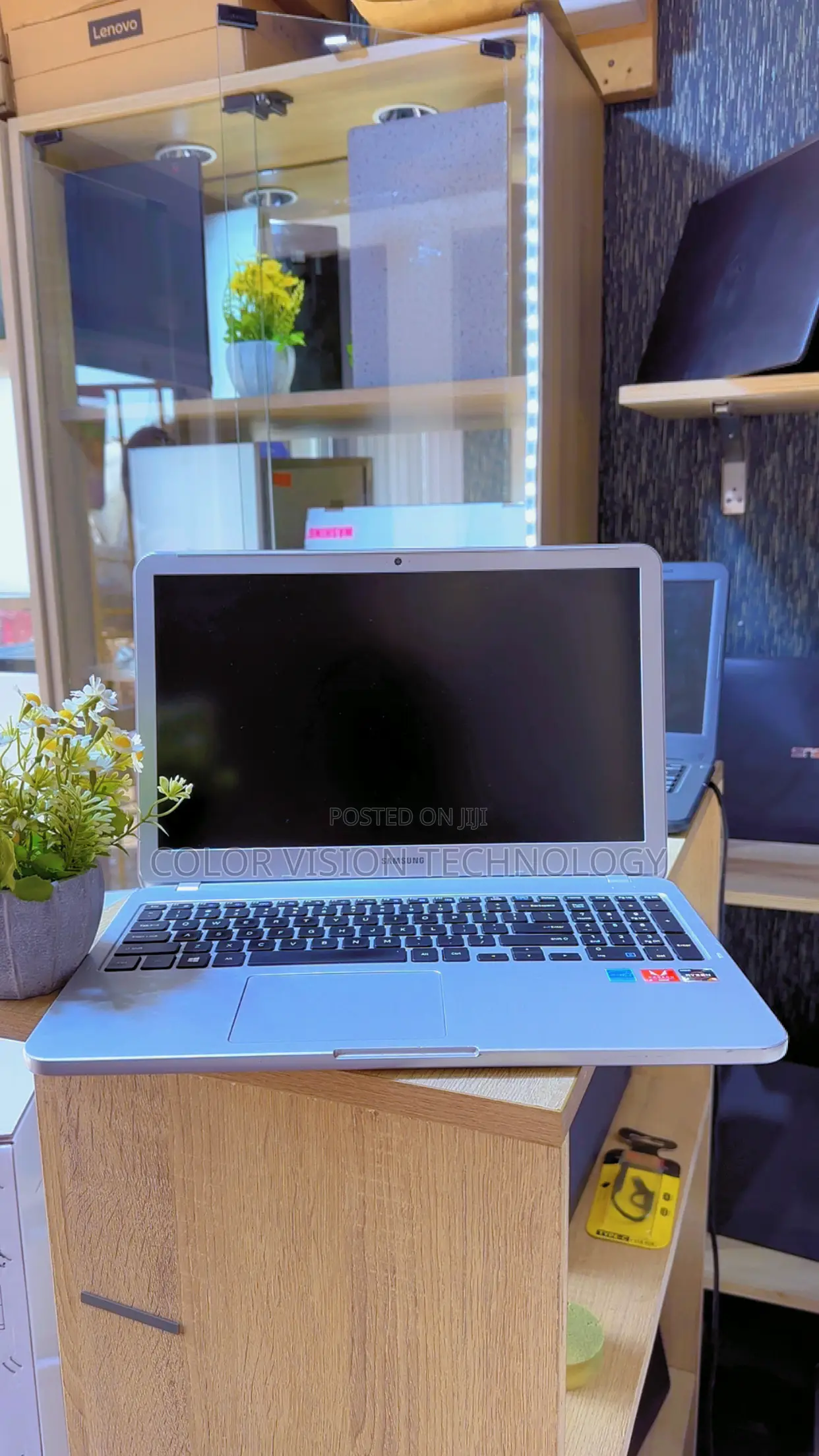 Laptop Samsung N220 Plus 8GB AMD Ryzen 5 SSD 256GB
