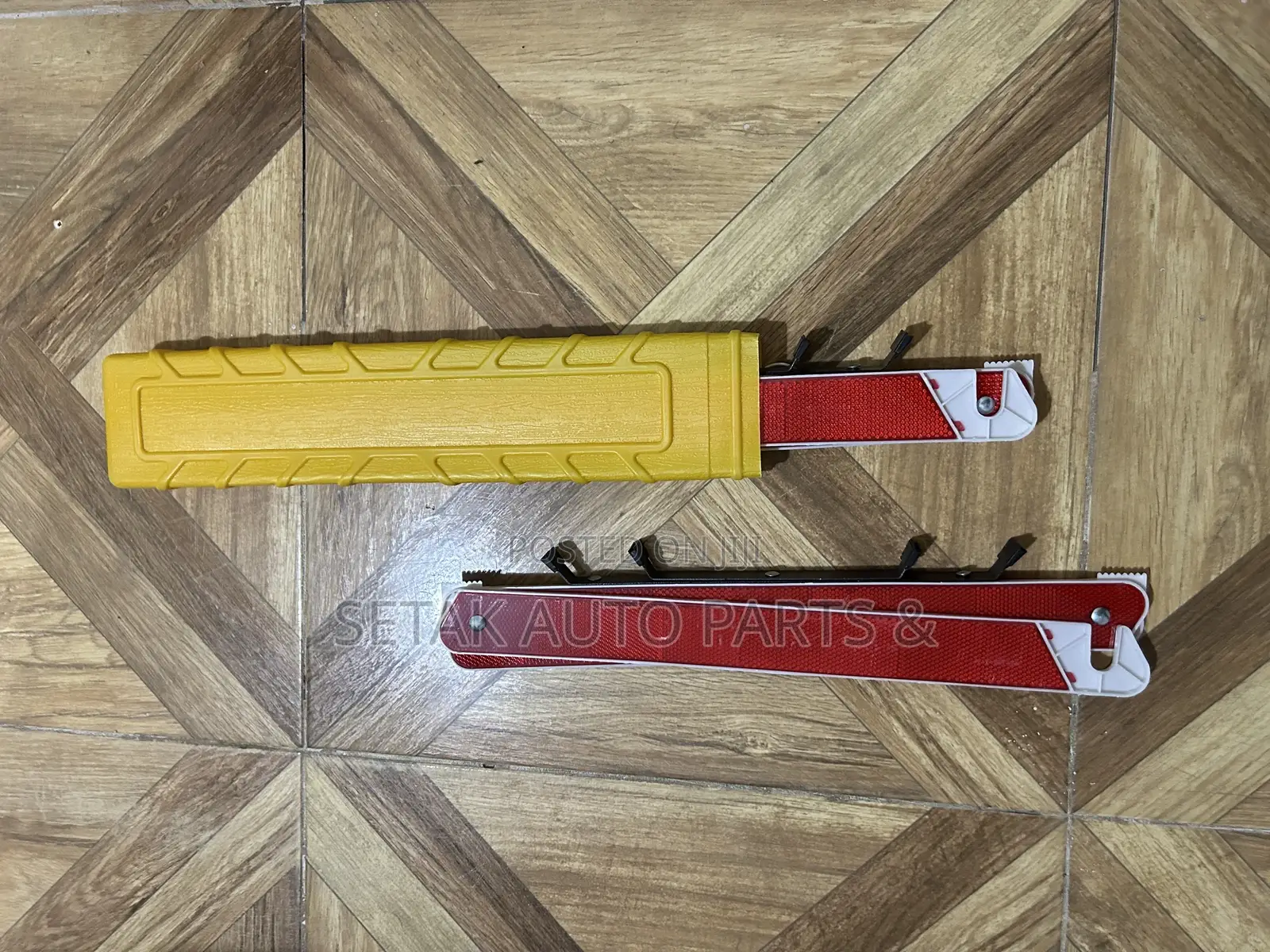 Safety Foldable Emergency Warning Triangle Kit With Storage Cage