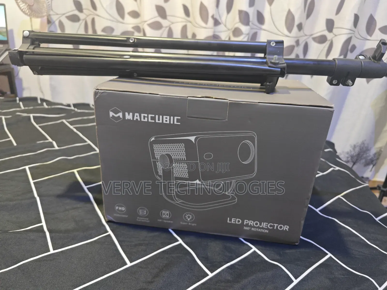 Smart Native Projector + Tripod Stand