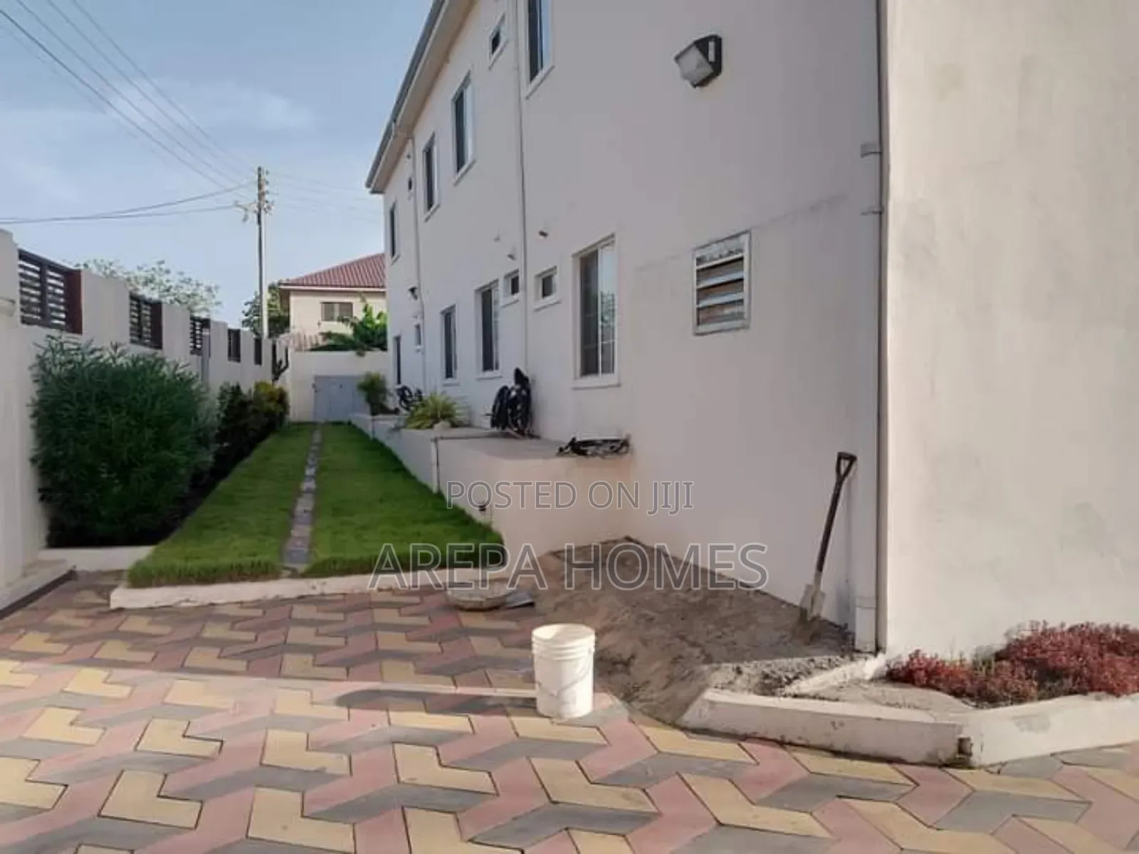 20bdrm Block of Flats in Arepa Homes, Adenta for sale