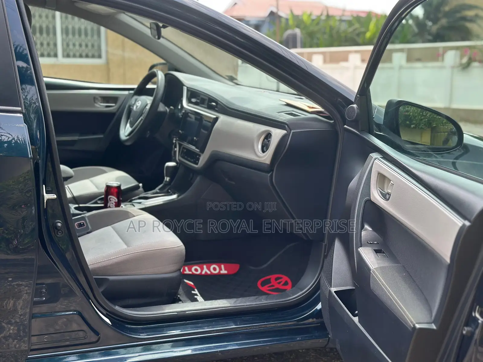 Toyota Corolla LE (1.8L 4cyl 2A) 2018 Blue