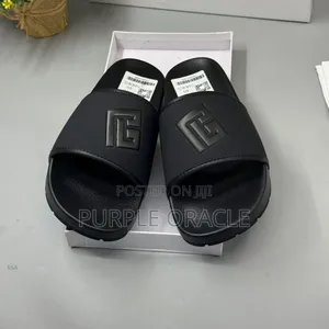 Fendi Men's Black Logo Pool Slides .