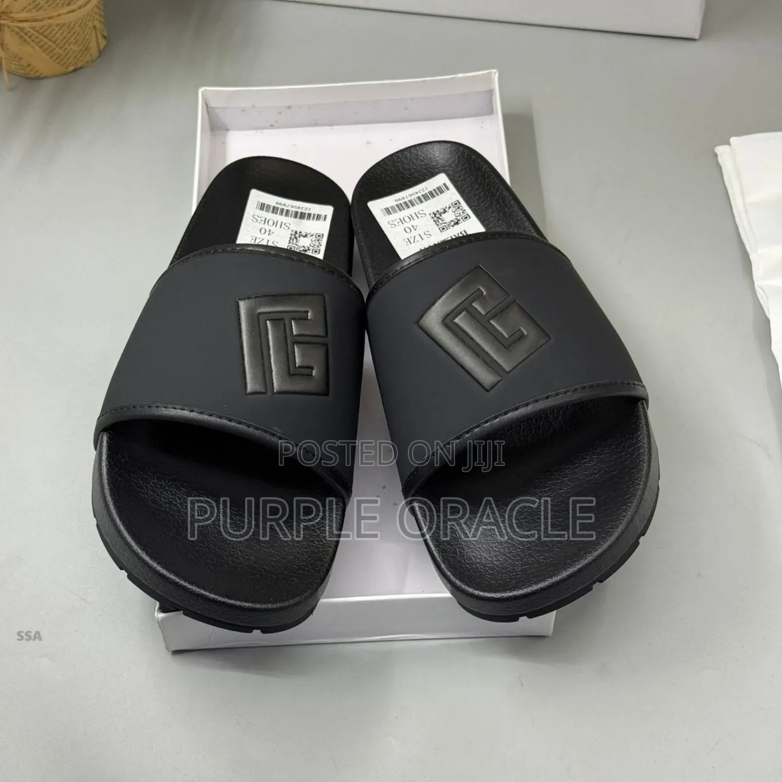 Fendi Men's Black Logo Pool Slides .