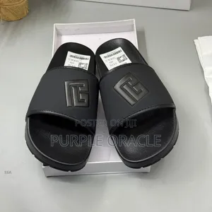 Fendi Men's Black Logo Pool Slides .
