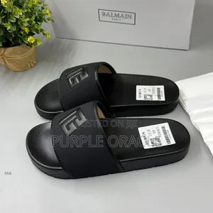 Fendi Men's Black Logo Pool Slides .