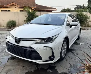 Toyota Corolla SE 2021 White