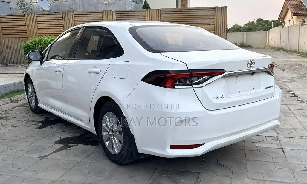 Toyota Corolla SE 2021 White
