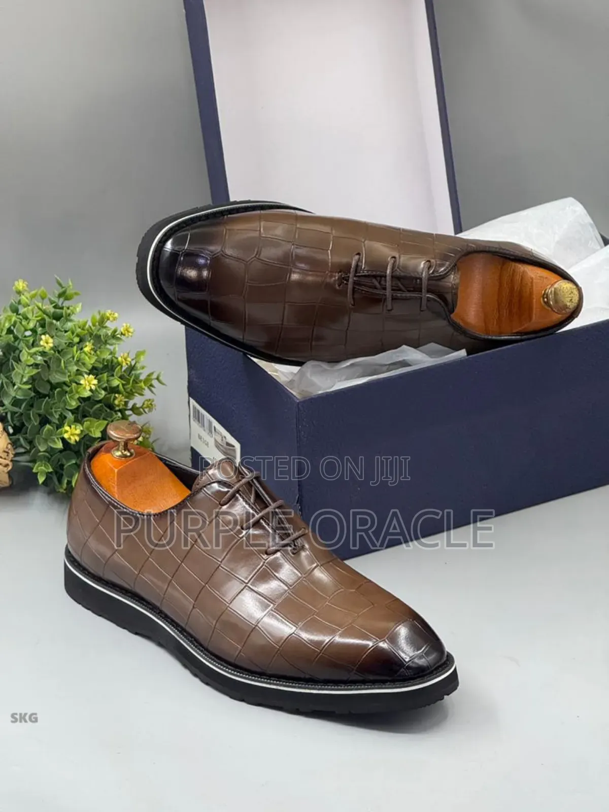 Men's Lace-Up Derby Shoes.