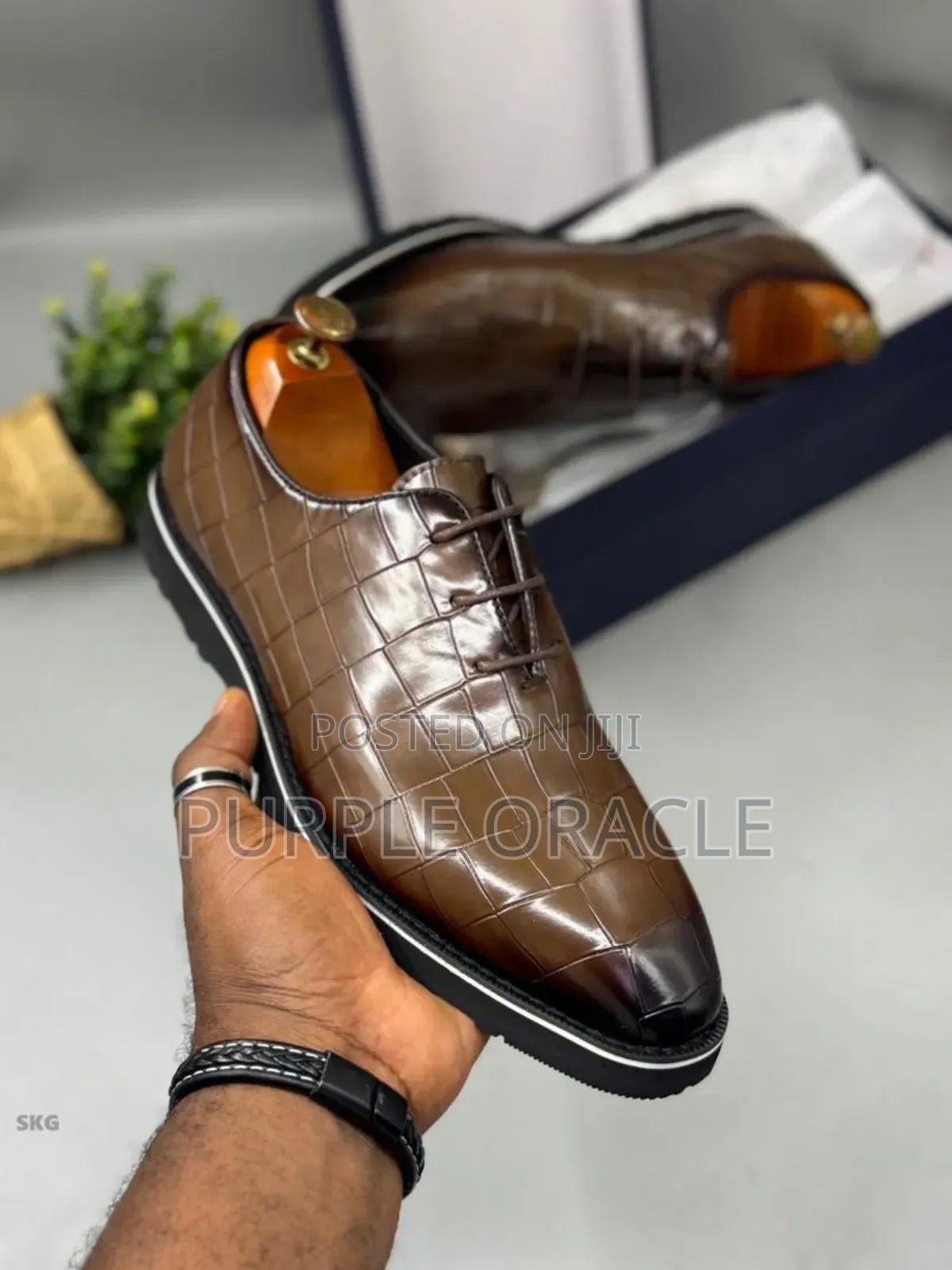 Men's Lace-Up Derby Shoes.