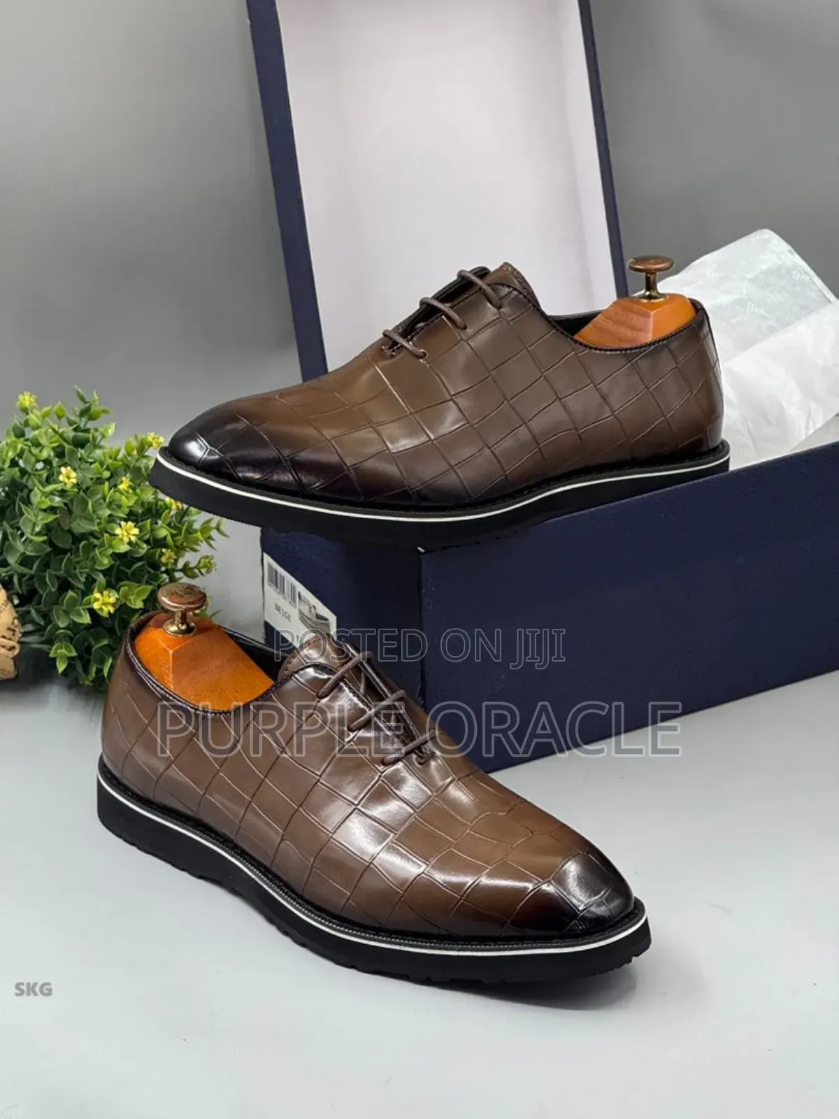 Men's Lace-Up Derby Shoes.
