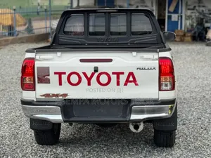 Toyota Hilux Revo Double Cab Petrol 2.7 RWD 2017 White