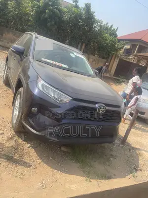 Toyota RAV4 XLE AWD 2019 Blue