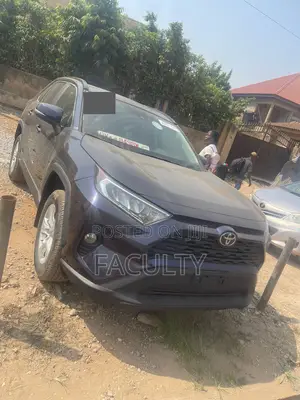 Toyota RAV4 XLE AWD 2019 Blue
