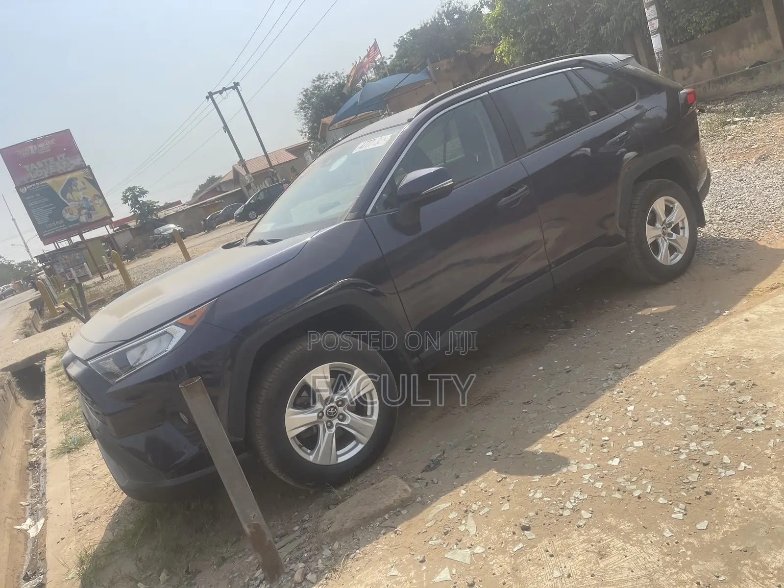 Toyota RAV4 XLE AWD 2019 Blue