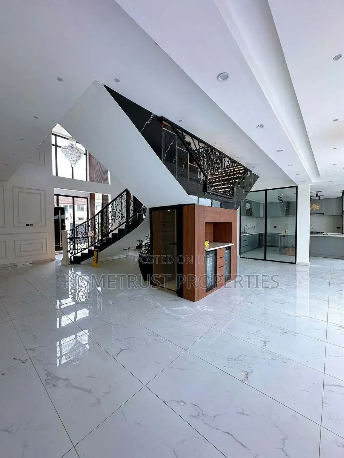 6bdrm Mansion in East Legon Trassaco, Boundary Road Area for sale