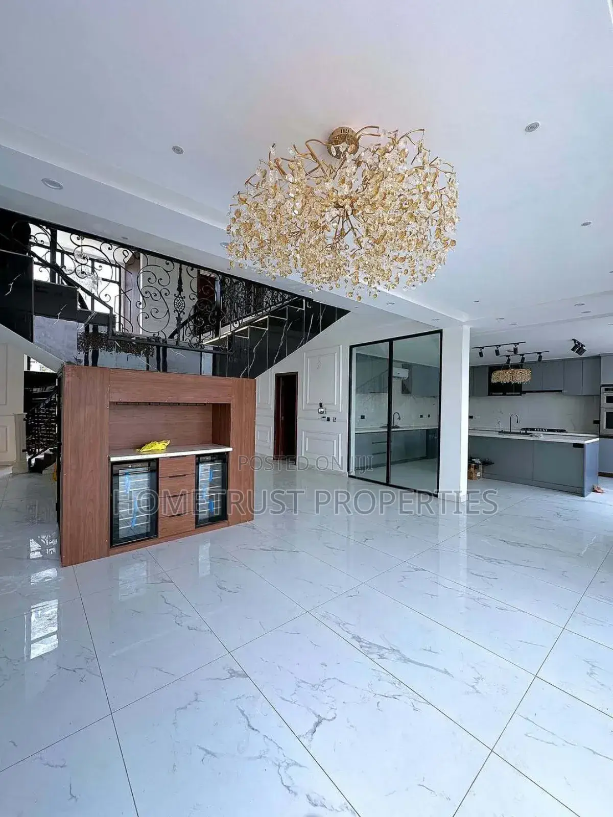 6bdrm Mansion in East Legon Trassaco, Boundary Road Area for sale